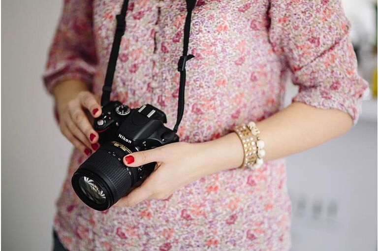 woman-camera-pink-photography